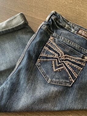 Very nice ladies denim capris! Size 16W. Earl brand! $10. Bin 63.(fb/p)
